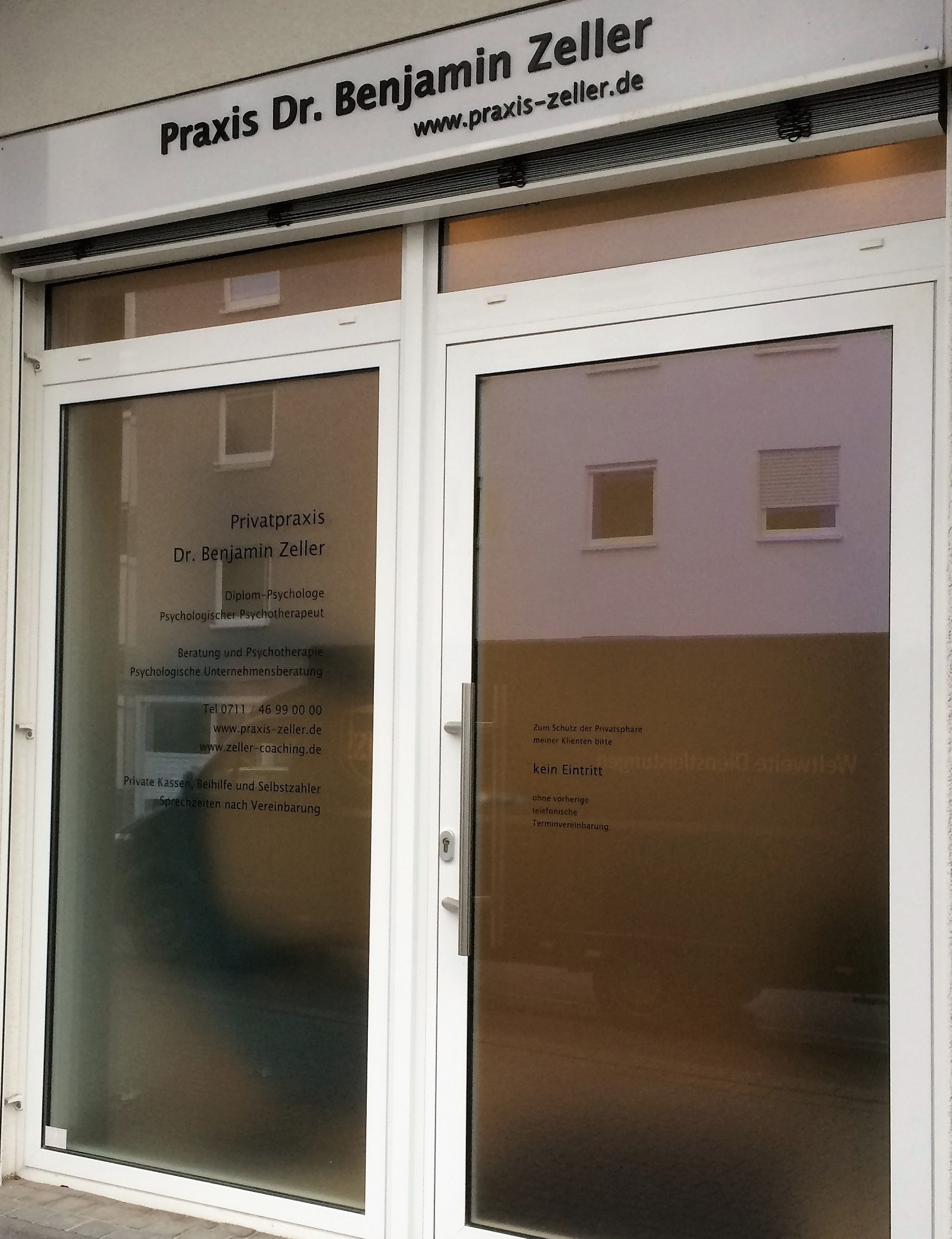 Eingang zur Praxis mit Beschilderung