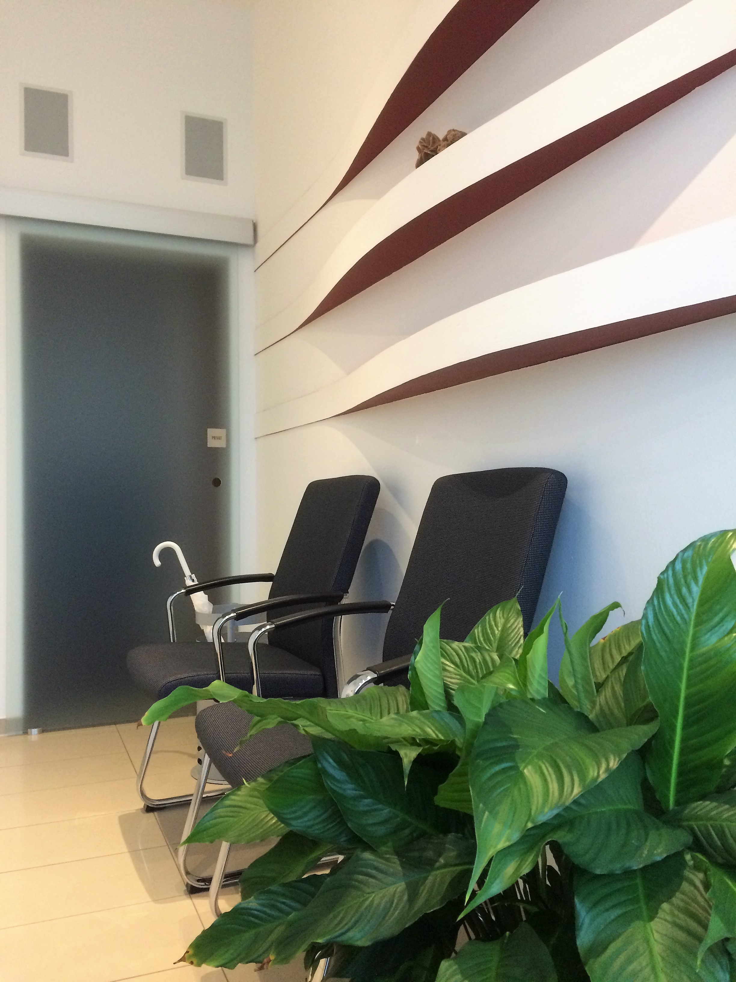 Wandgestaltung und Sitzgruppe im Wartebereich